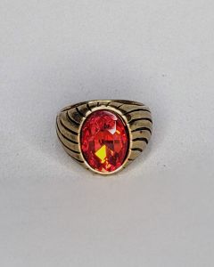 Anel Listrado com Pedra Oval Vermelha Aço Gold 