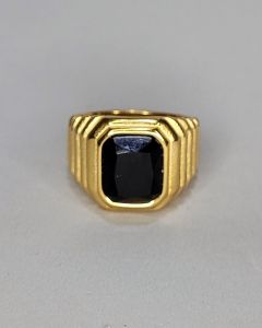 Anel Quadrado Relevos Pedra Preta 11x13mm Aço Gold