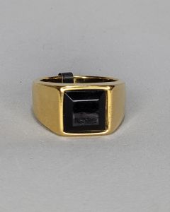 Anel Quadrado Liso Pedra Preta 11x11mm Aço Gold
