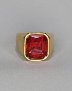 Anel Quadrado Liso Pedra Vermelha 13x15mm Aço Gold